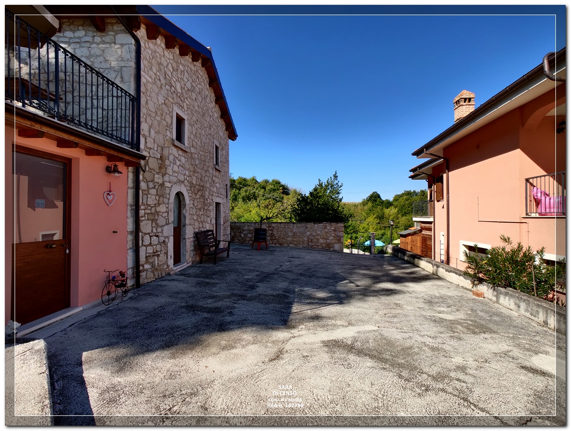 In Abruzzo, nel comune di Abbateggio, vendesi proprietà: Casa vacanze e B&B con piscina su 19.000 mq .