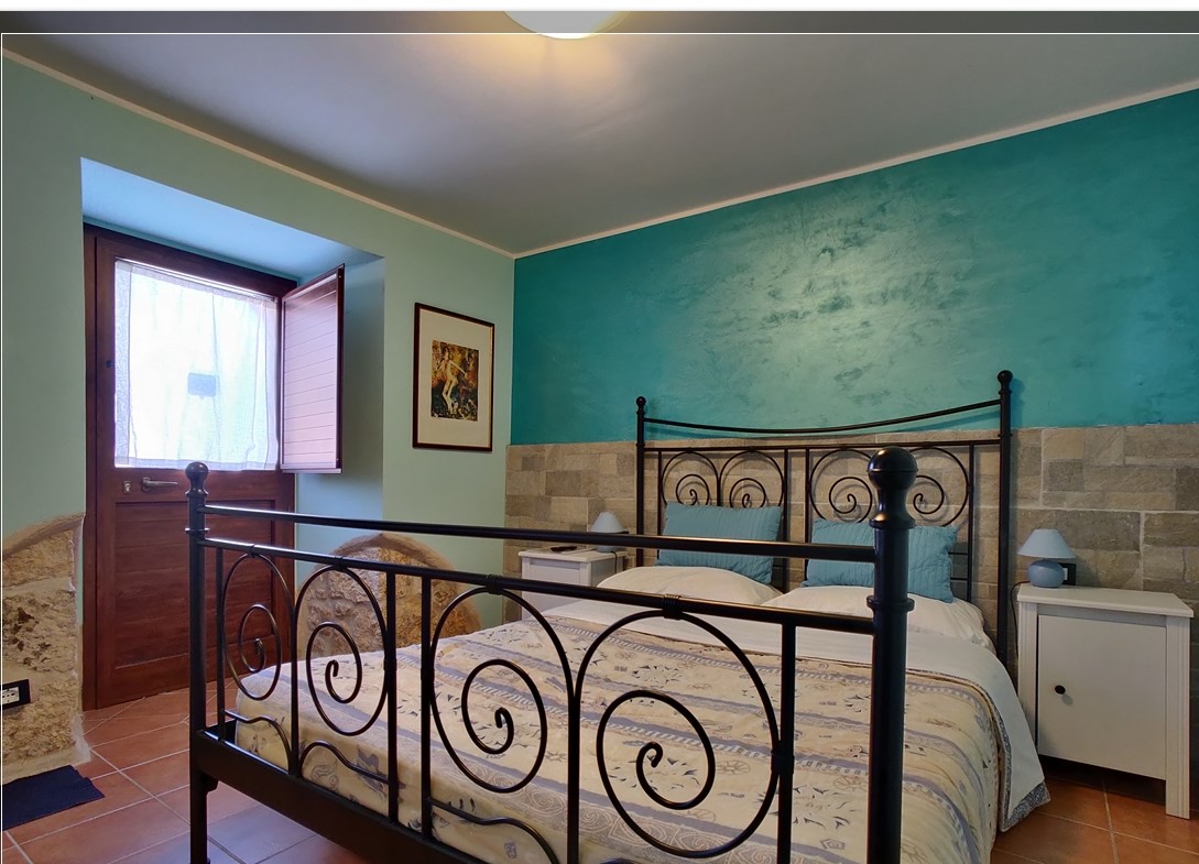 In Abruzzo, nel comune di Abbateggio, vendesi proprietà: Casa vacanze e B&B con piscina su 19.000 mq .