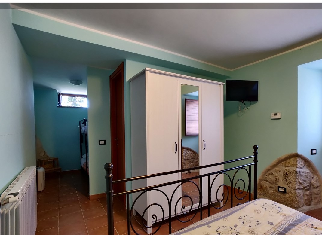 In Abruzzo, nel comune di Abbateggio, vendesi proprietà: Casa vacanze e B&B con piscina su 19.000 mq .