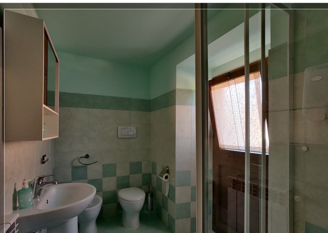 In Abruzzo, nel comune di Abbateggio, vendesi proprietà: Casa vacanze e B&B con piscina su 19.000 mq .