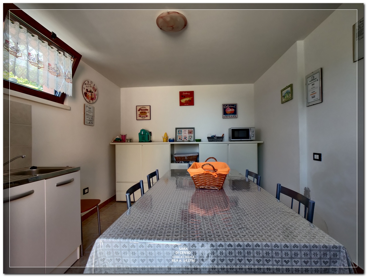 In Abruzzo, nel comune di Abbateggio, vendesi proprietà: Casa vacanze e B&B con piscina su 19.000 mq .