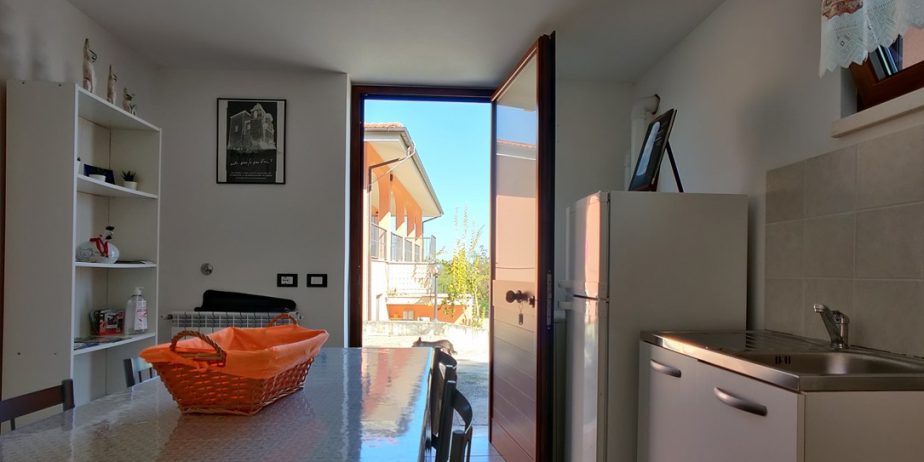 In Abruzzo, nel comune di Abbateggio, vendesi proprietà: Casa vacanze e B&B con piscina su 19.000 mq .