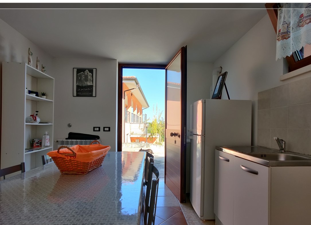 In Abruzzo, nel comune di Abbateggio, vendesi proprietà: Casa vacanze e B&B con piscina su 19.000 mq .