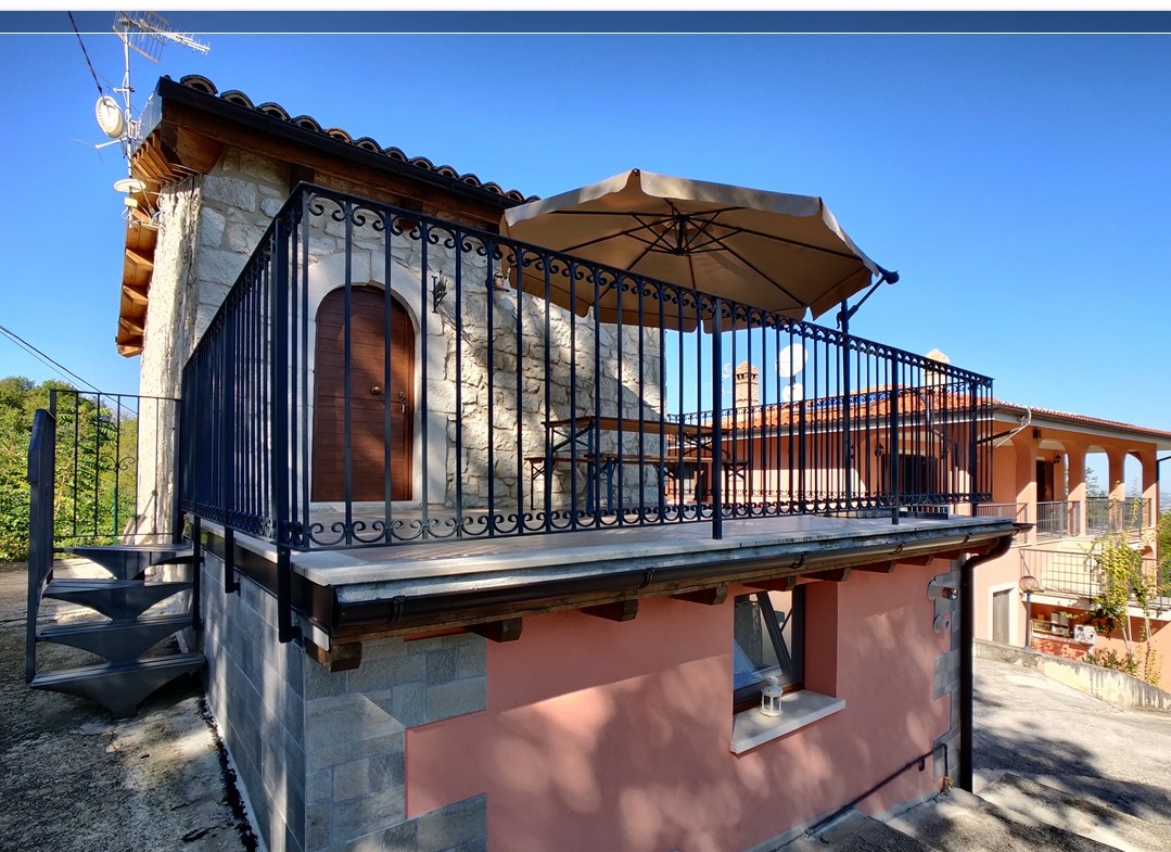 In Abruzzo, nel comune di Abbateggio, vendesi proprietà: Casa vacanze e B&B con piscina su 19.000 mq .