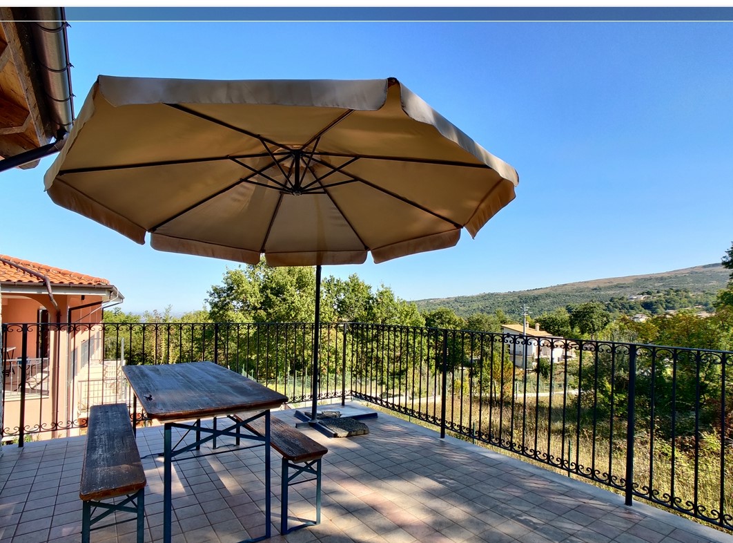 In Abruzzo, nel comune di Abbateggio, vendesi proprietà: Casa vacanze e B&B con piscina su 19.000 mq .