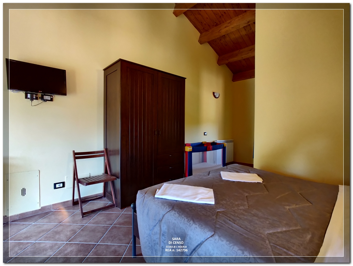 In Abruzzo, nel comune di Abbateggio, vendesi proprietà: Casa vacanze e B&B con piscina su 19.000 mq .