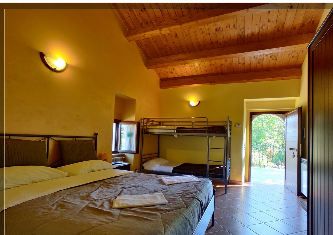 In Abruzzo, nel comune di Abbateggio, vendesi proprietà: Casa vacanze e B&B con piscina su 19.000 mq .