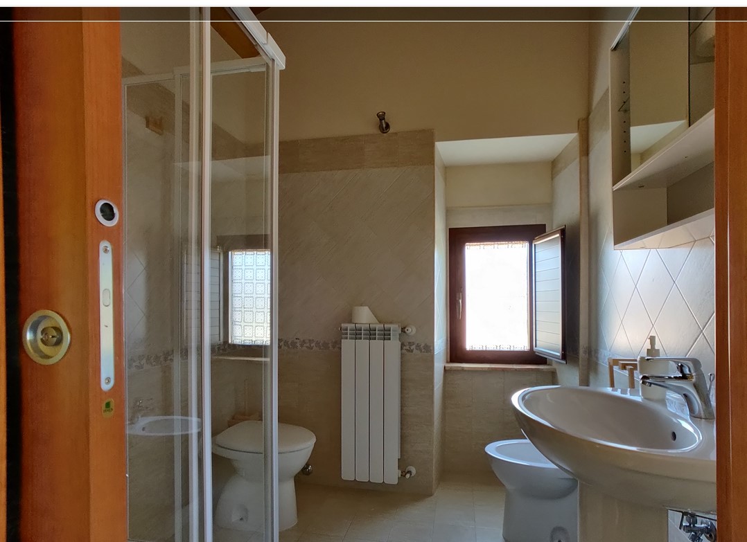 In Abruzzo, nel comune di Abbateggio, vendesi proprietà: Casa vacanze e B&B con piscina su 19.000 mq .