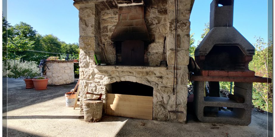 In Abruzzo, nel comune di Abbateggio, vendesi proprietà: Casa vacanze e B&B con piscina su 19.000 mq .