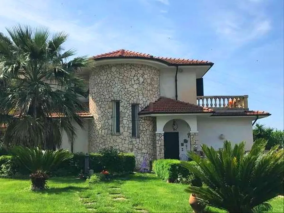 For sale newly built detached villa in Vallecrosia