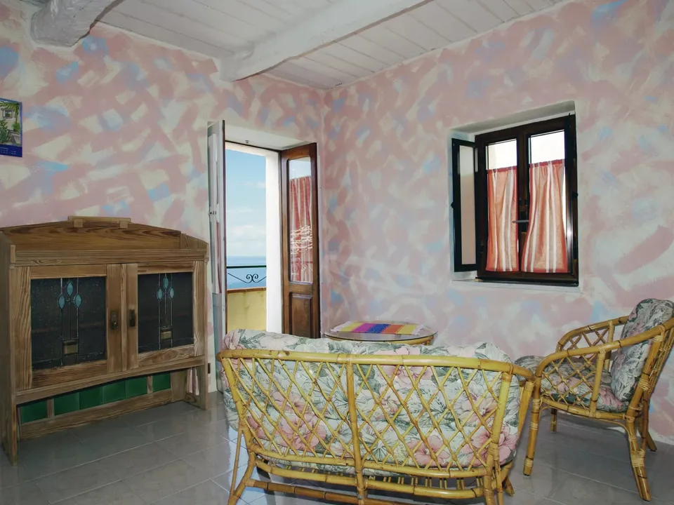 Stunning country house located in the picturesque old town of Belmonte Calabro for sale