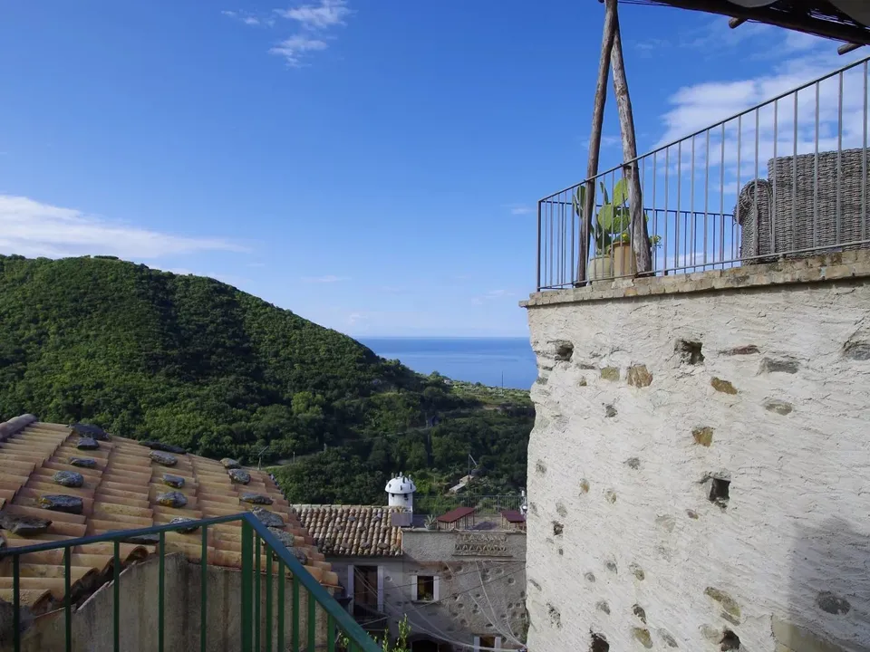 Stunning country house located in the picturesque old town of Belmonte Calabro for sale