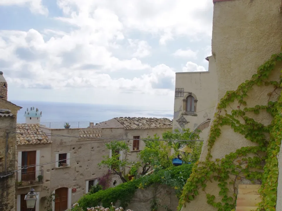 Stunning country house located in the picturesque old town of Belmonte Calabro for sale