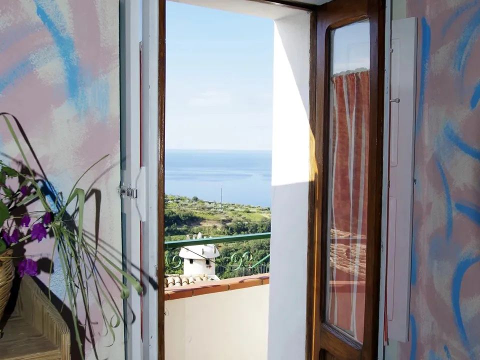 Stunning country house located in the picturesque old town of Belmonte Calabro for sale