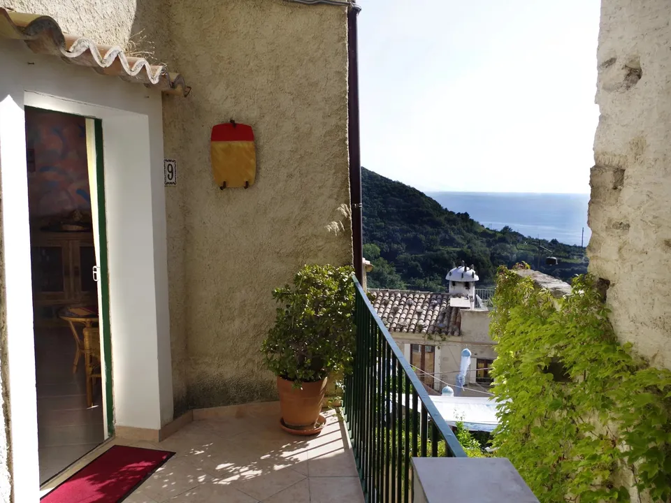 Stunning country house located in the picturesque old town of Belmonte Calabro for sale