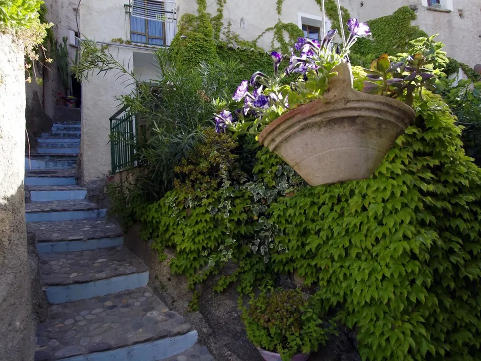 Stunning country house located in the picturesque old town of Belmonte Calabro for sale