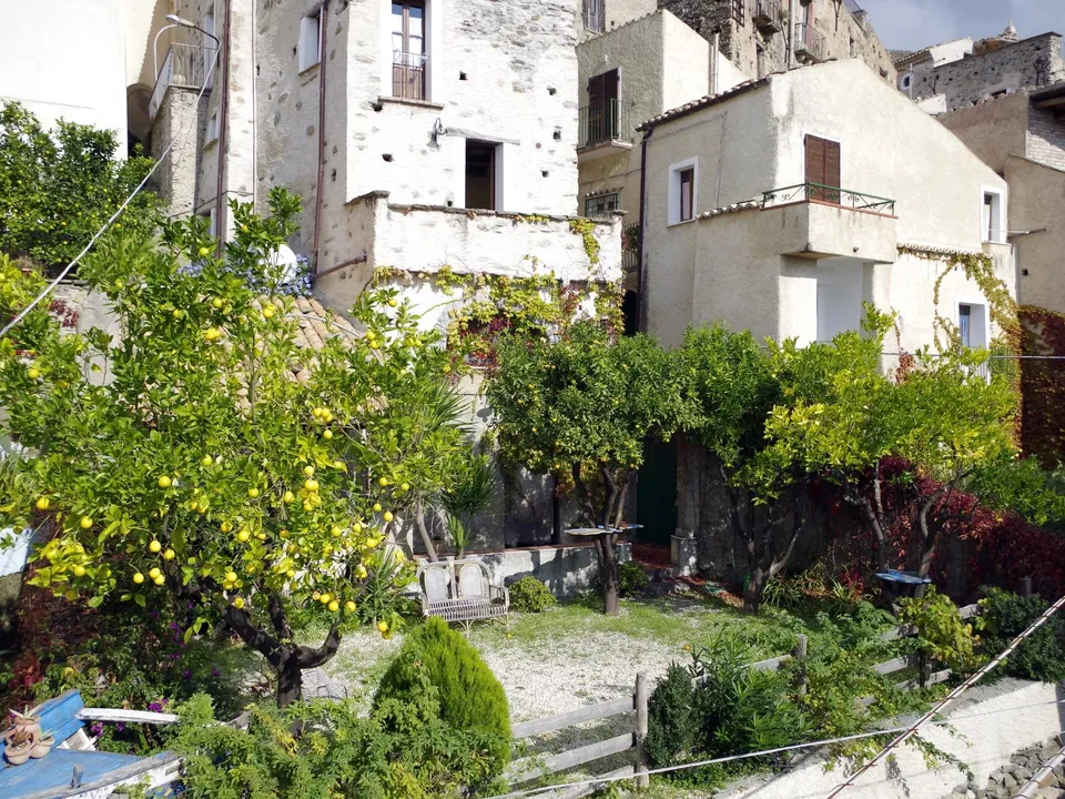 Stunning country house located in the picturesque old town of Belmonte Calabro for sale