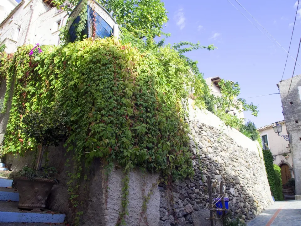 Stunning country house located in the picturesque old town of Belmonte Calabro for sale