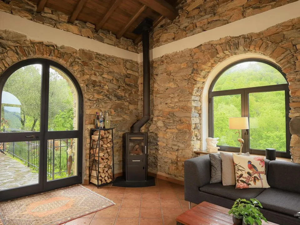 Stone farmhouse in Filattiera for sale