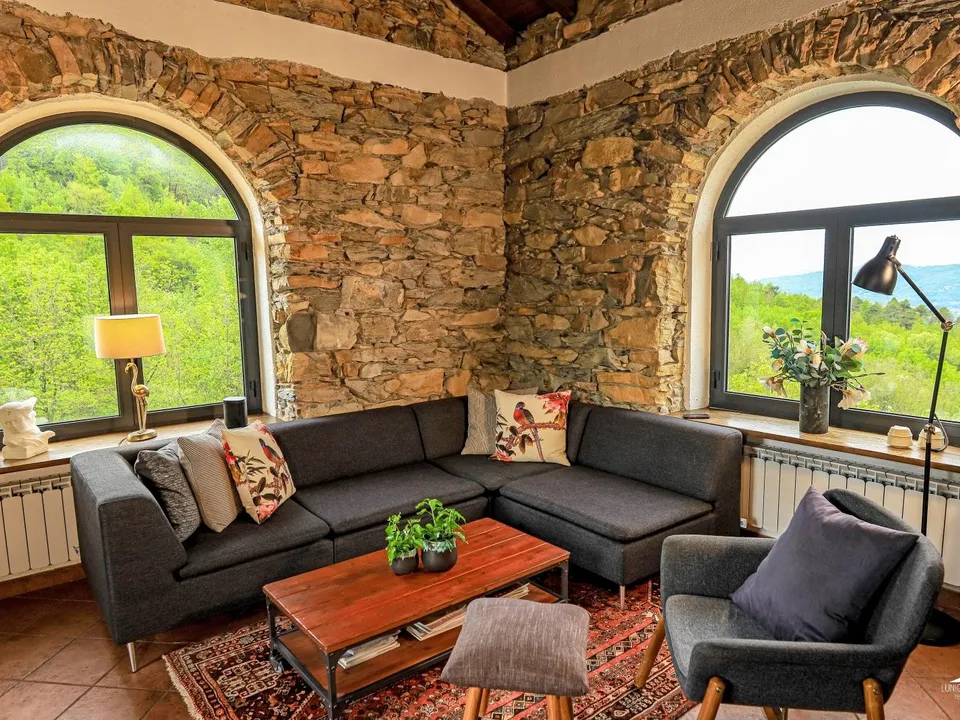 Stone farmhouse in Filattiera for sale