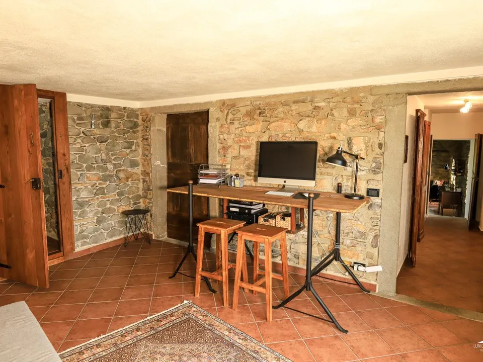 Stone farmhouse in Filattiera for sale