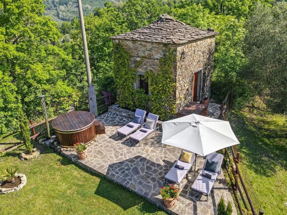 Stone farmhouse in Filattiera for sale