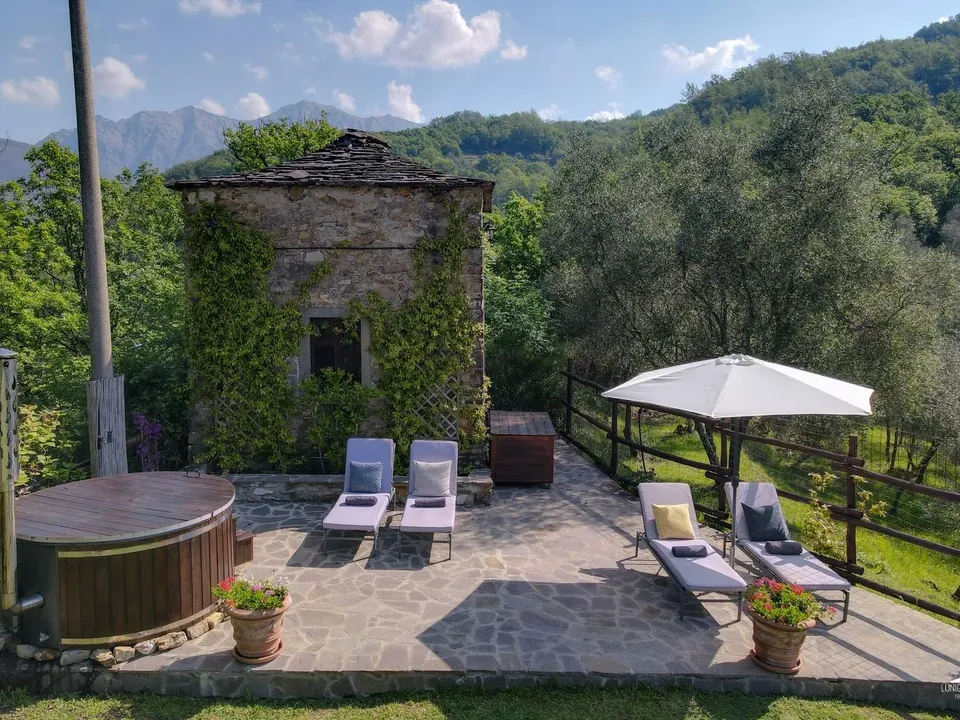 Stone farmhouse in Filattiera for sale