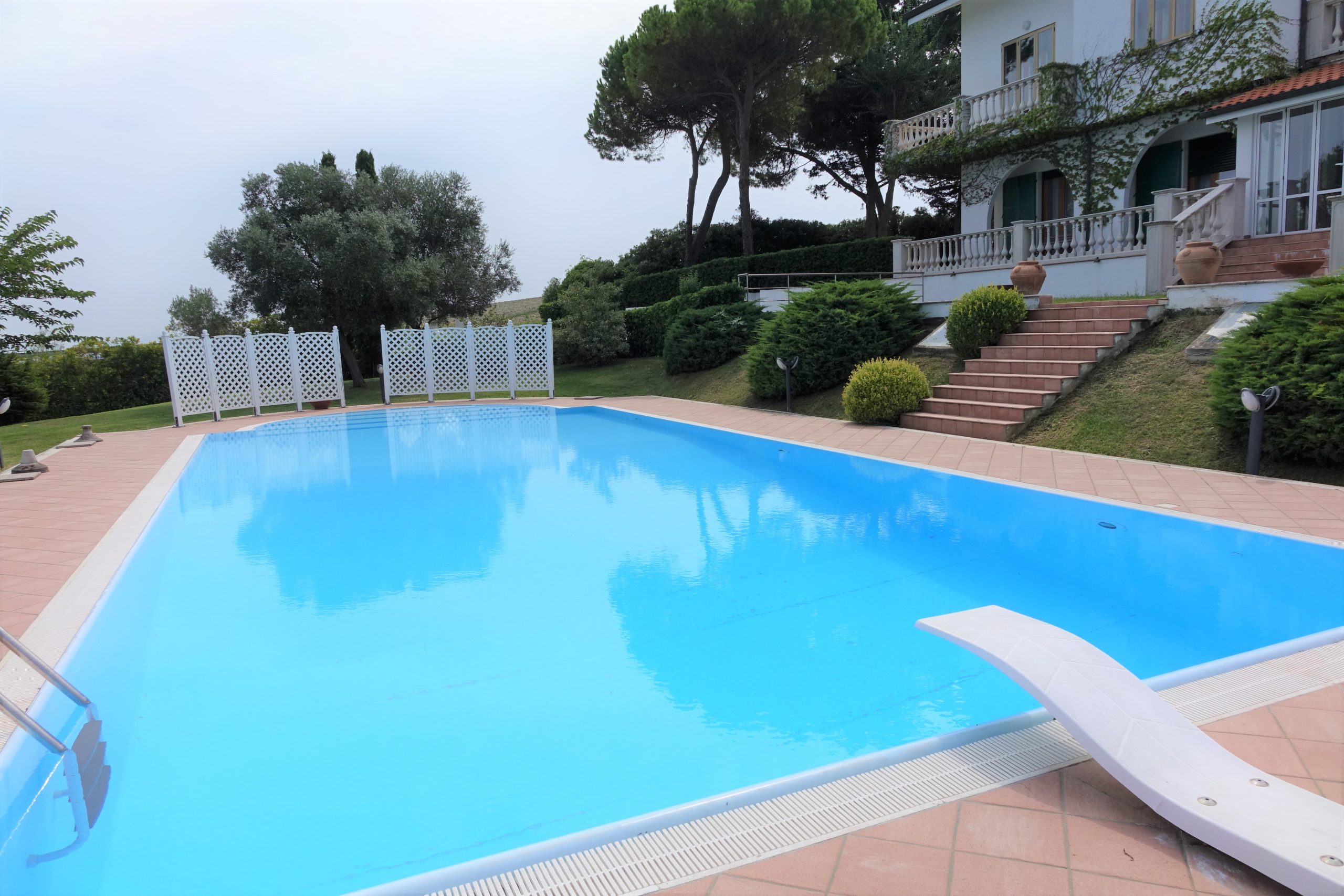 Beautiful villa with sea views, swimming pool, tennis court and 4000 m2 of park land all around in Senigallia, Ancona, Marche , Italia.