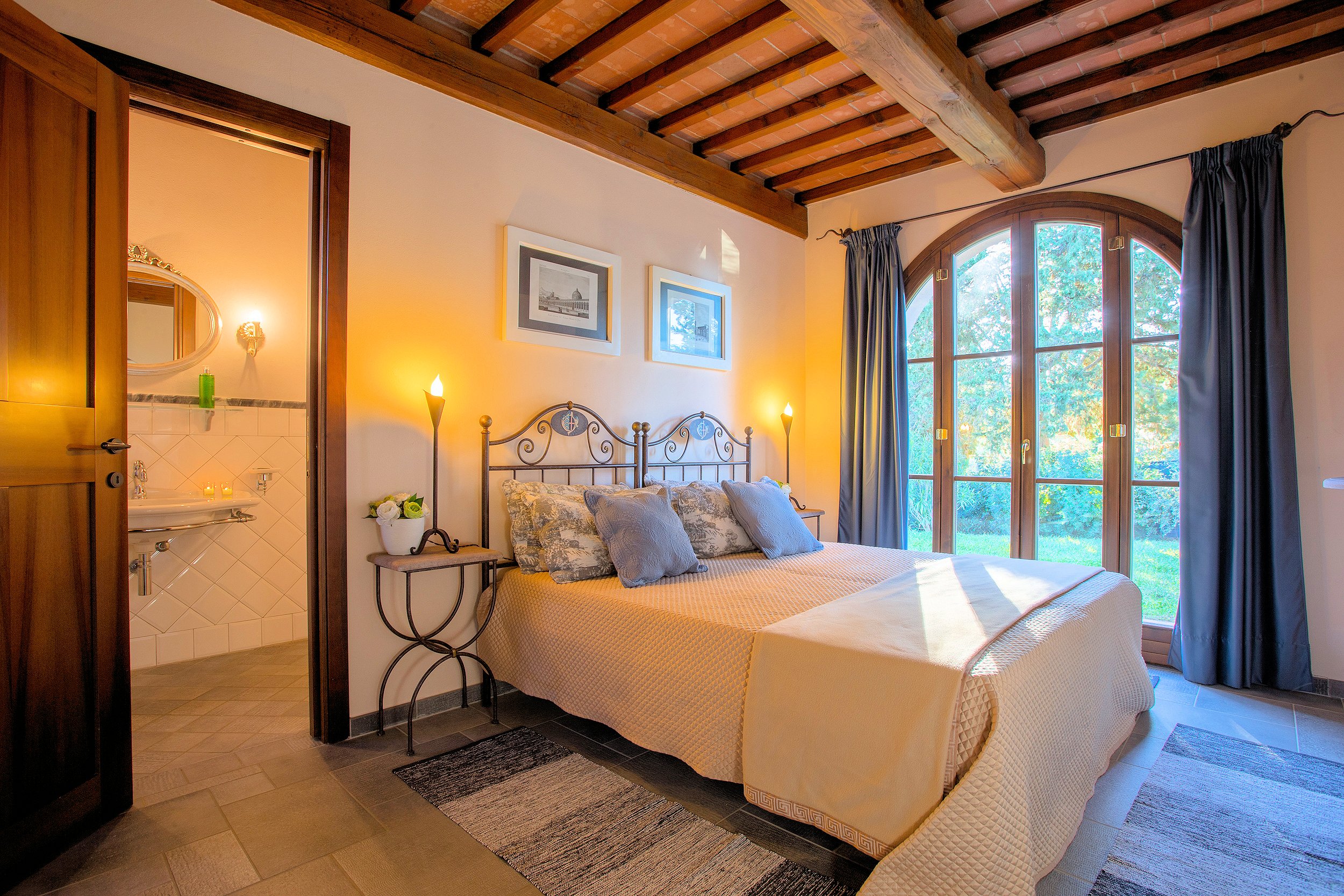 Beautiful tuscan style farmhouse with park and swimming pool in Peccioli