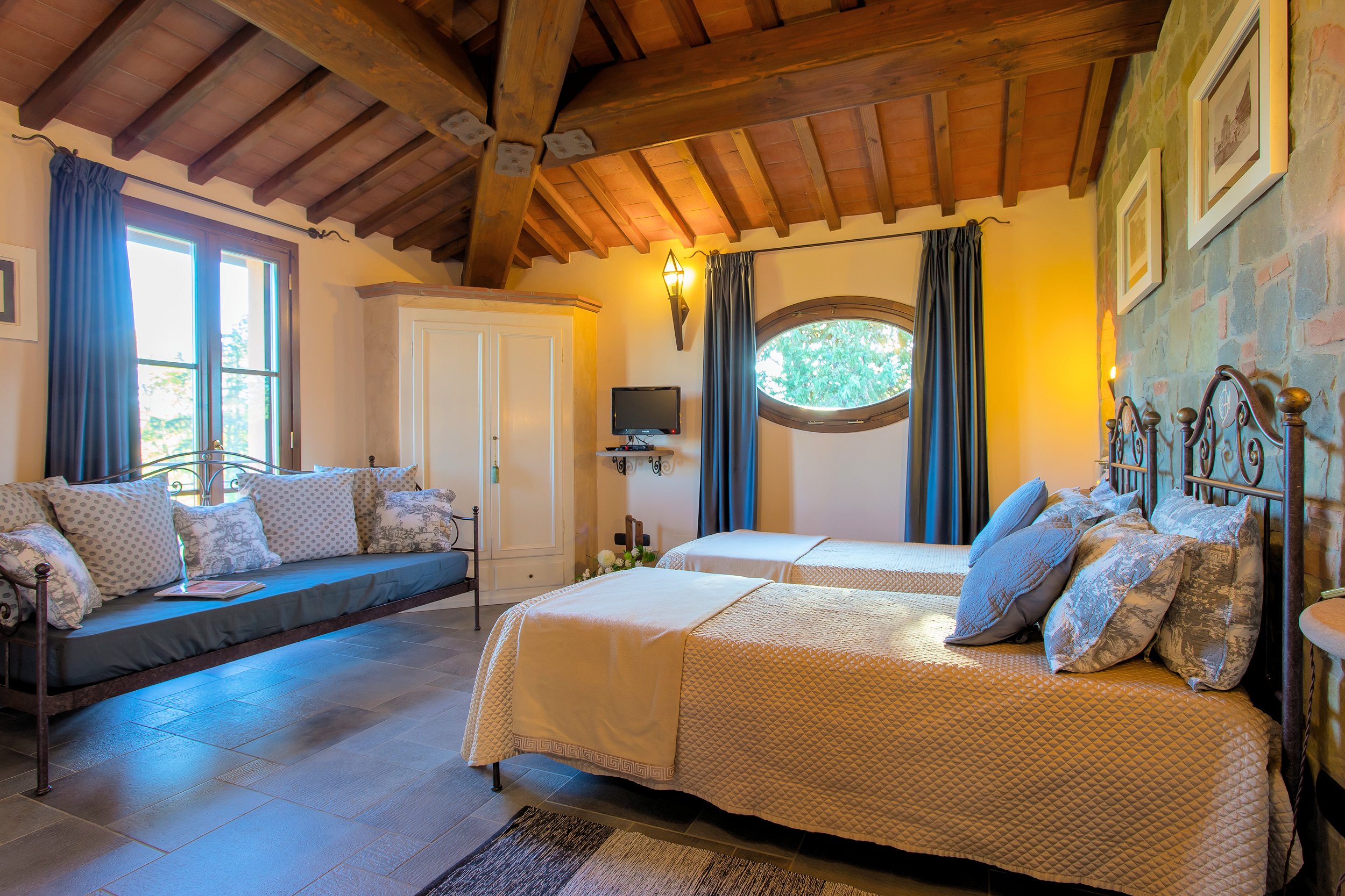 Beautiful tuscan style farmhouse with park and swimming pool in Peccioli