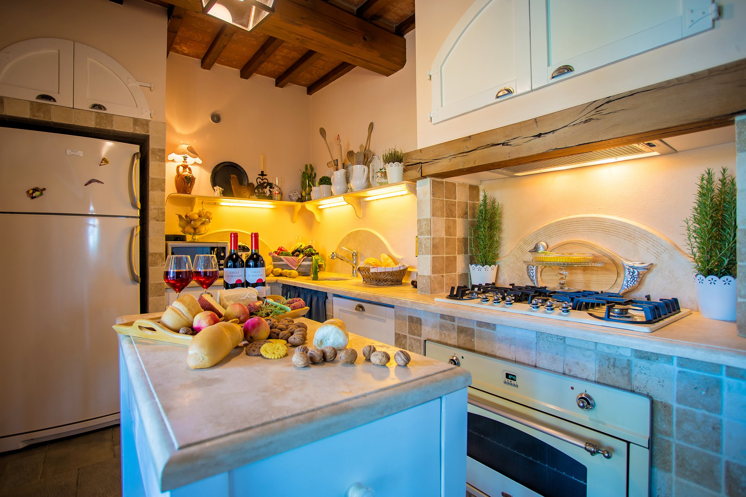 Beautiful tuscan style farmhouse with park and swimming pool in Peccioli