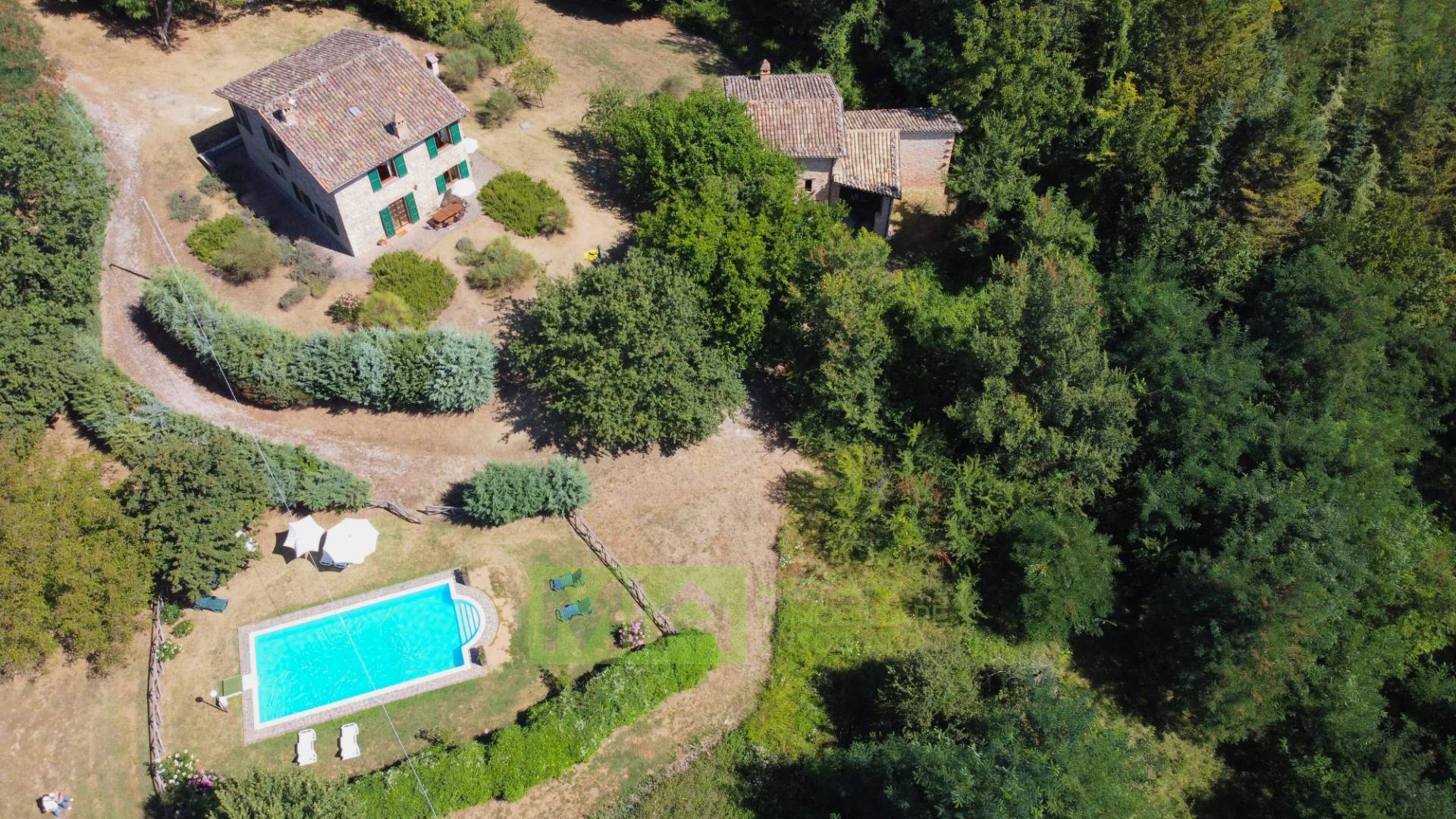 Farmhouse with dependance, land and swimming pool for sale in Amandola, Fermo, Marche