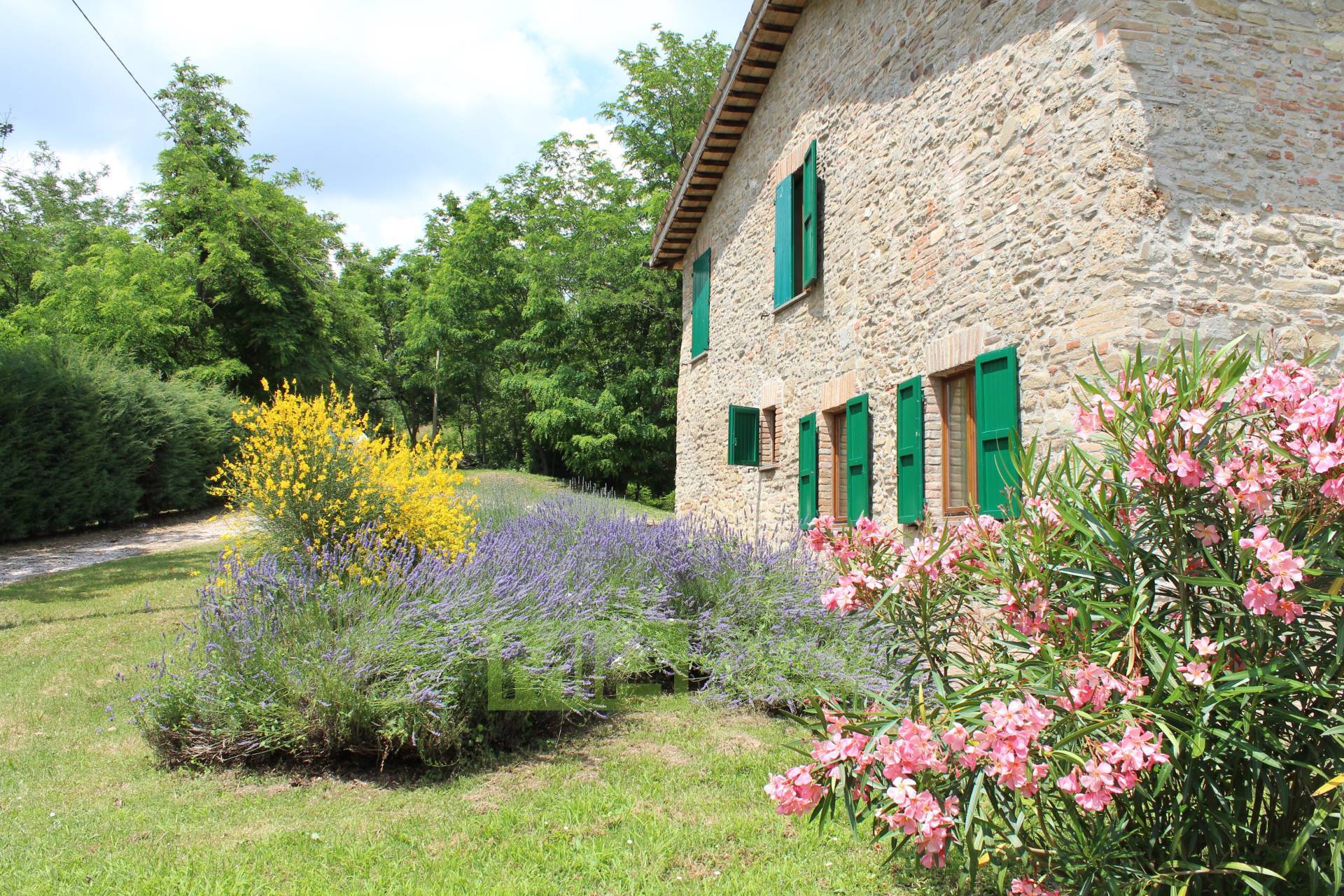 Farmhouse with dependance, land and swimming pool for sale in Amandola, Fermo, Marche