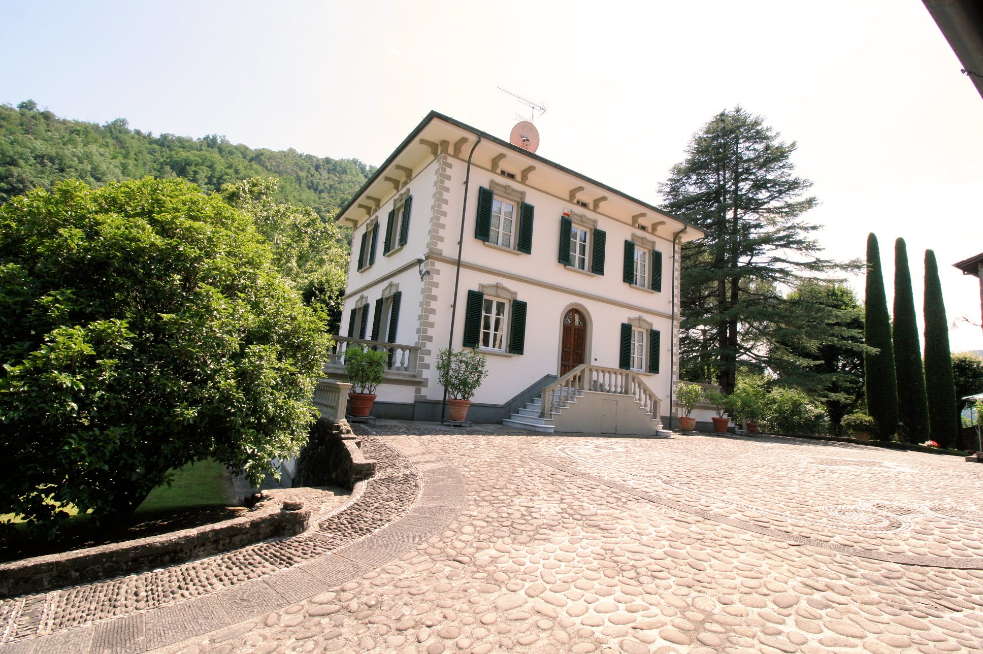 Large real estate complex with Bagni di Lucca park
