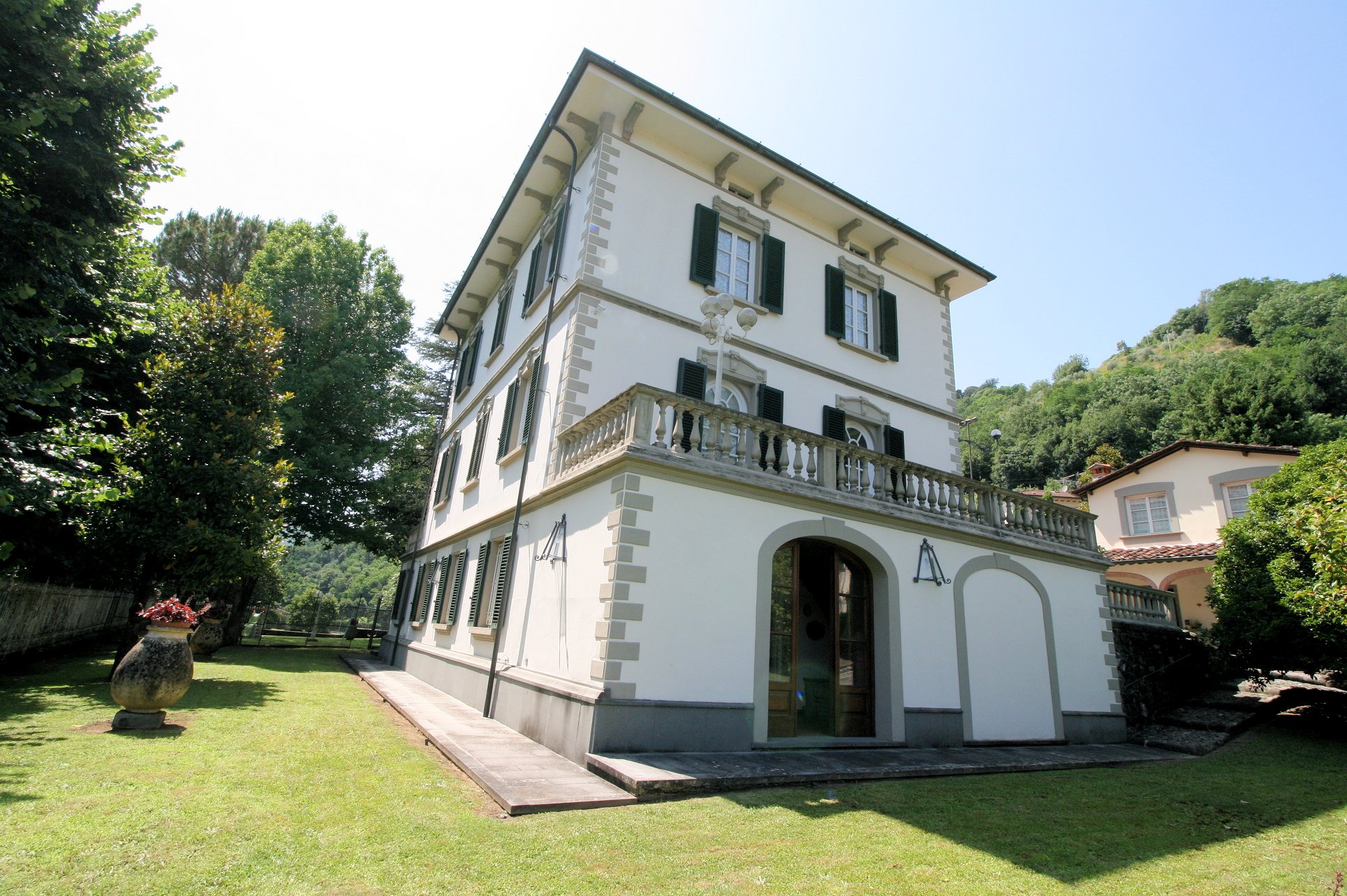 Large real estate complex with Bagni di Lucca park