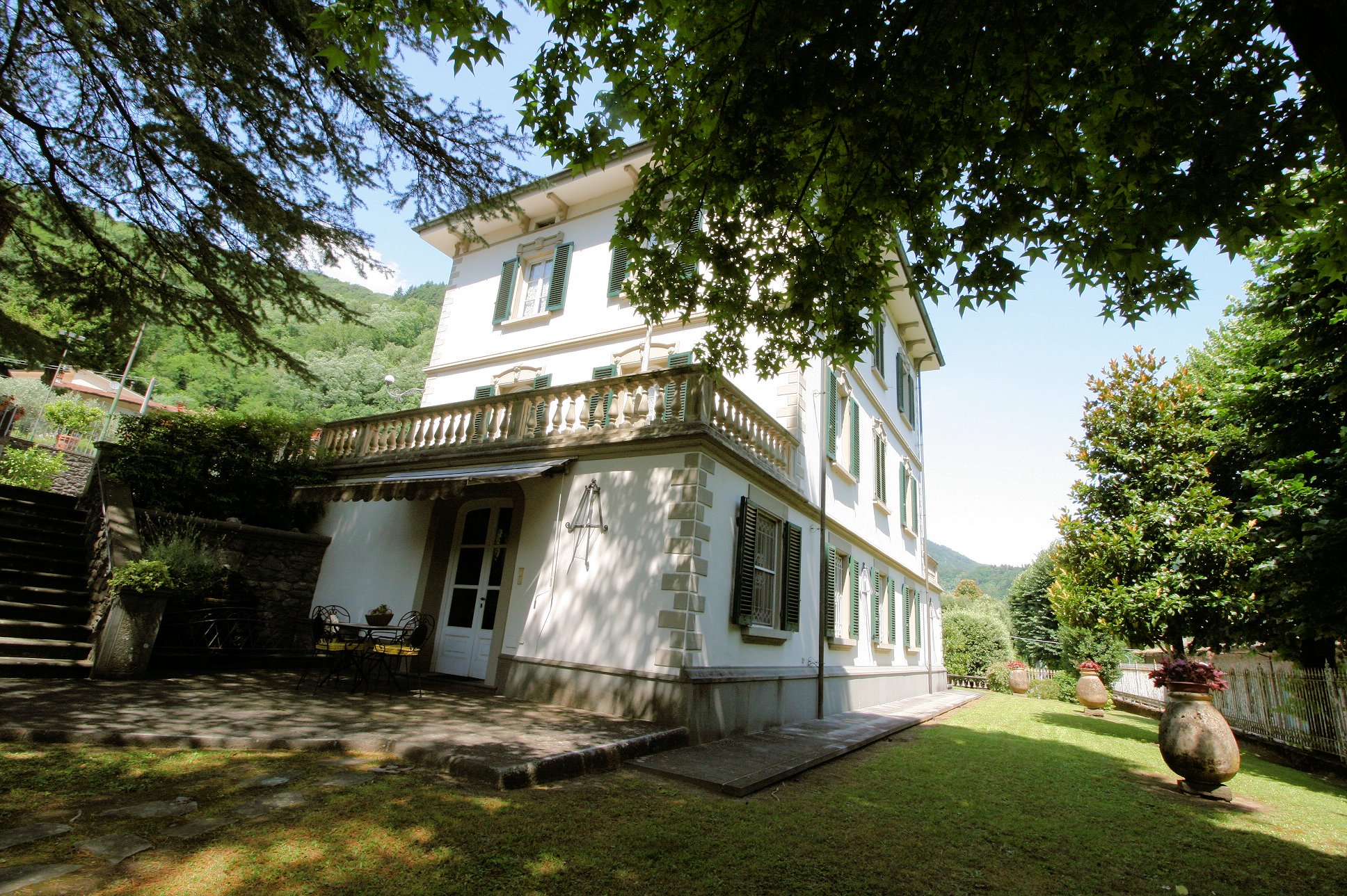 Large real estate complex with Bagni di Lucca park