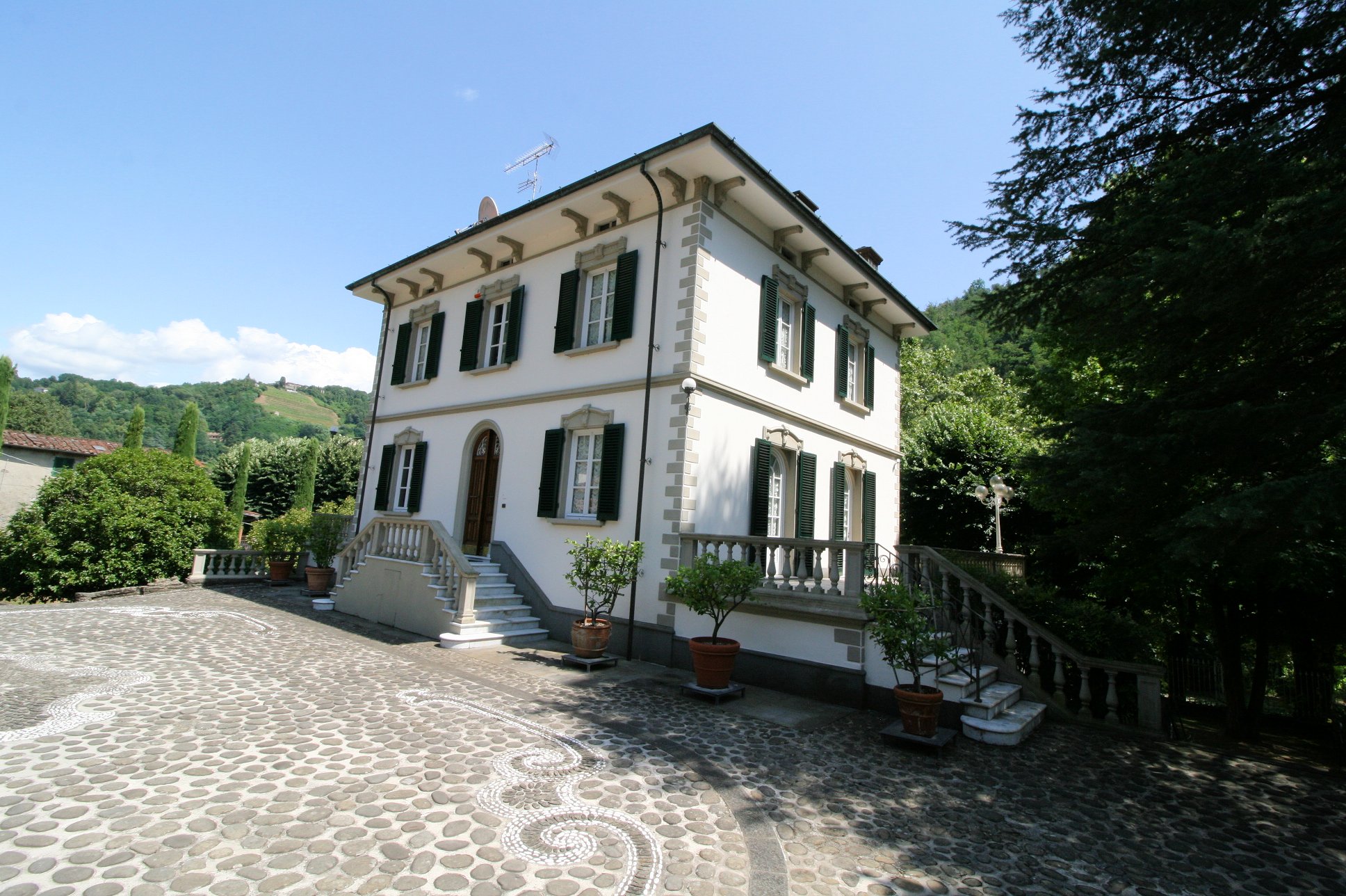 Large real estate complex with Bagni di Lucca park