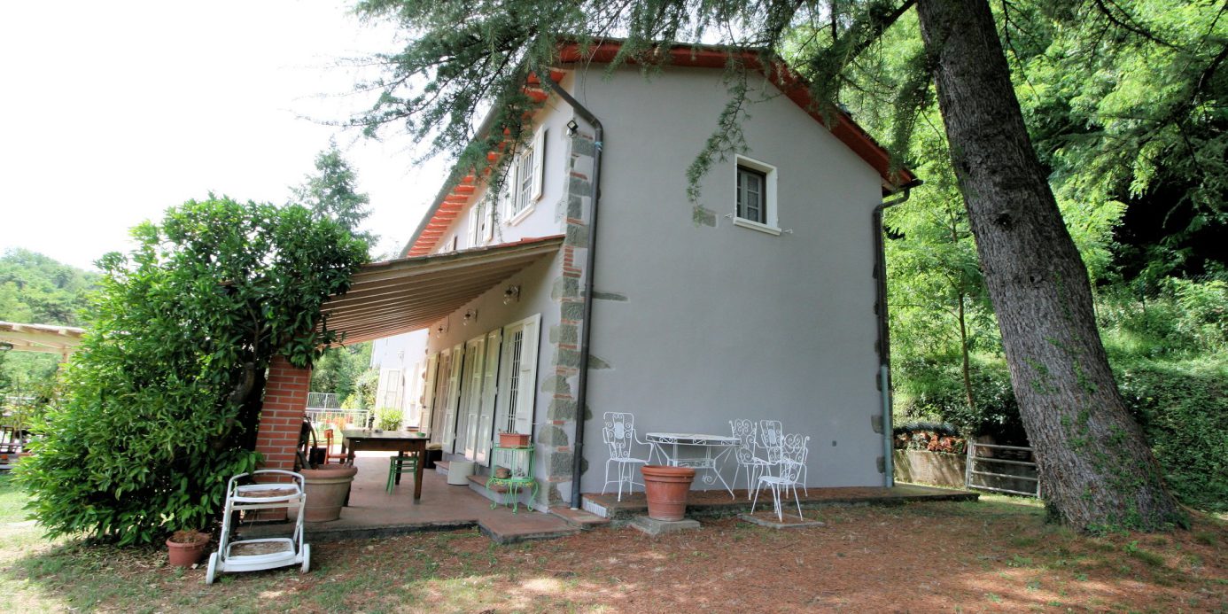 Farmhouse with park, swimming pool in a panoramic position in Buggiano