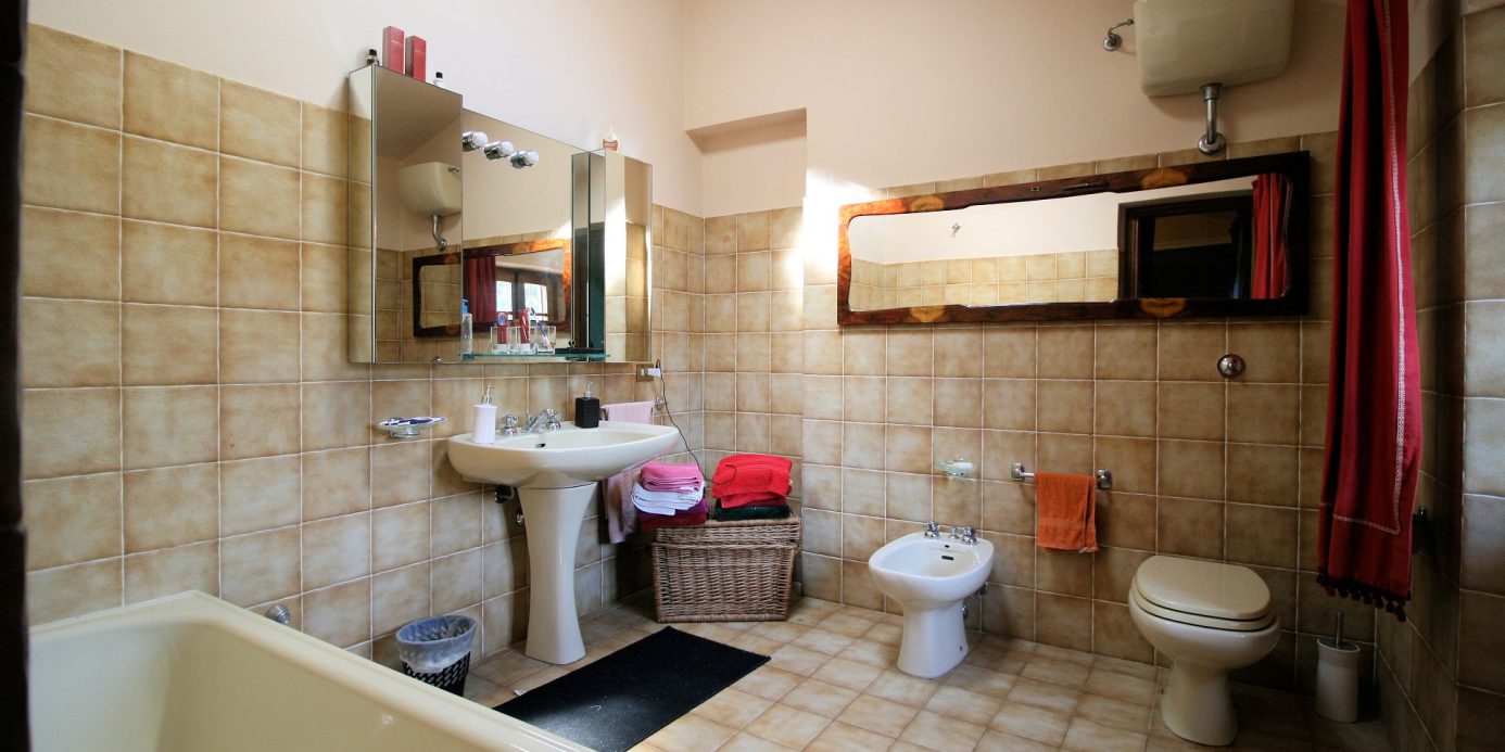 Farmhouse with park, swimming pool in a panoramic position in Buggiano