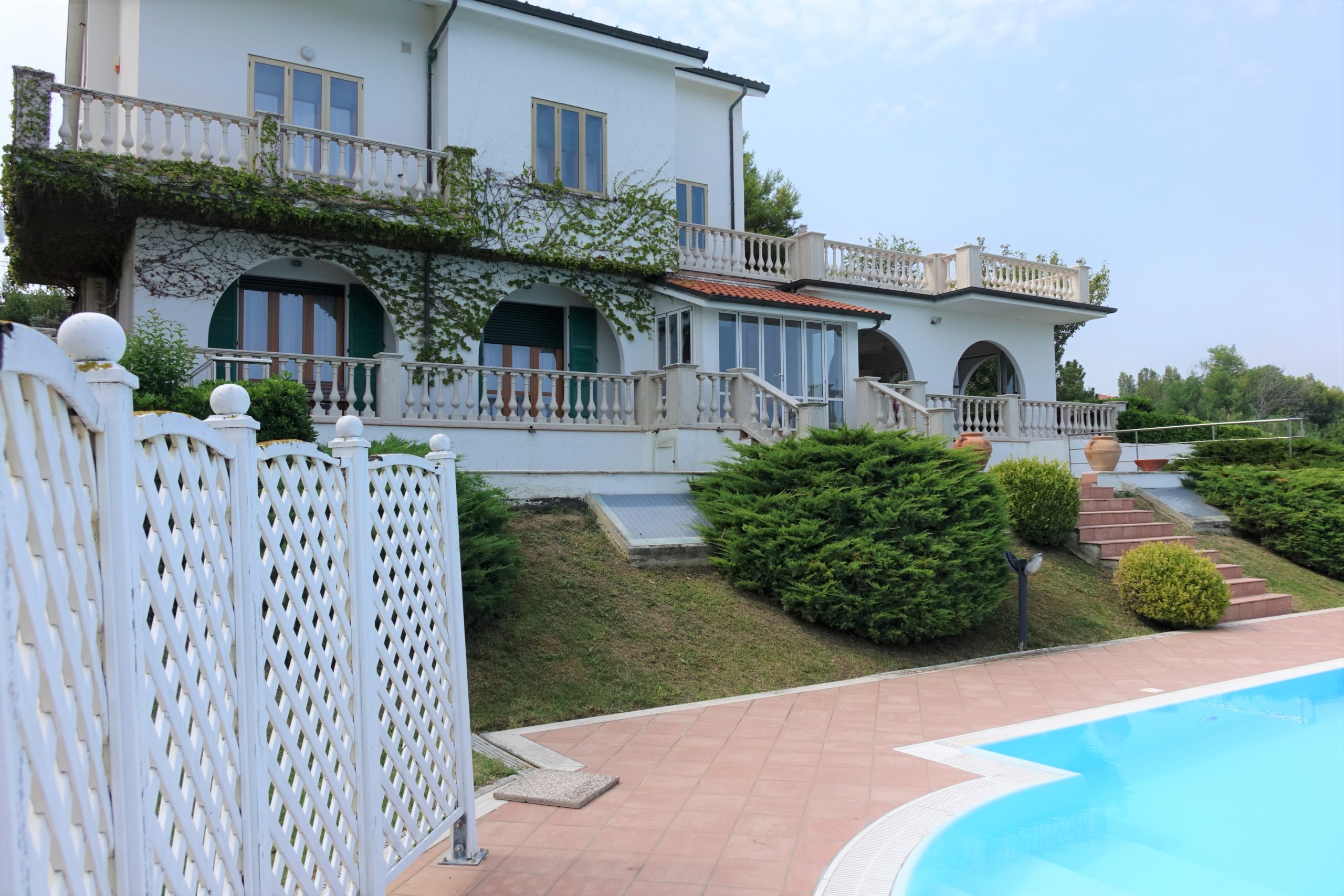 Beautiful villa with sea views, swimming pool, tennis court and 4000 m2 of park land all around in Senigallia, Ancona, Marche , Italia.
