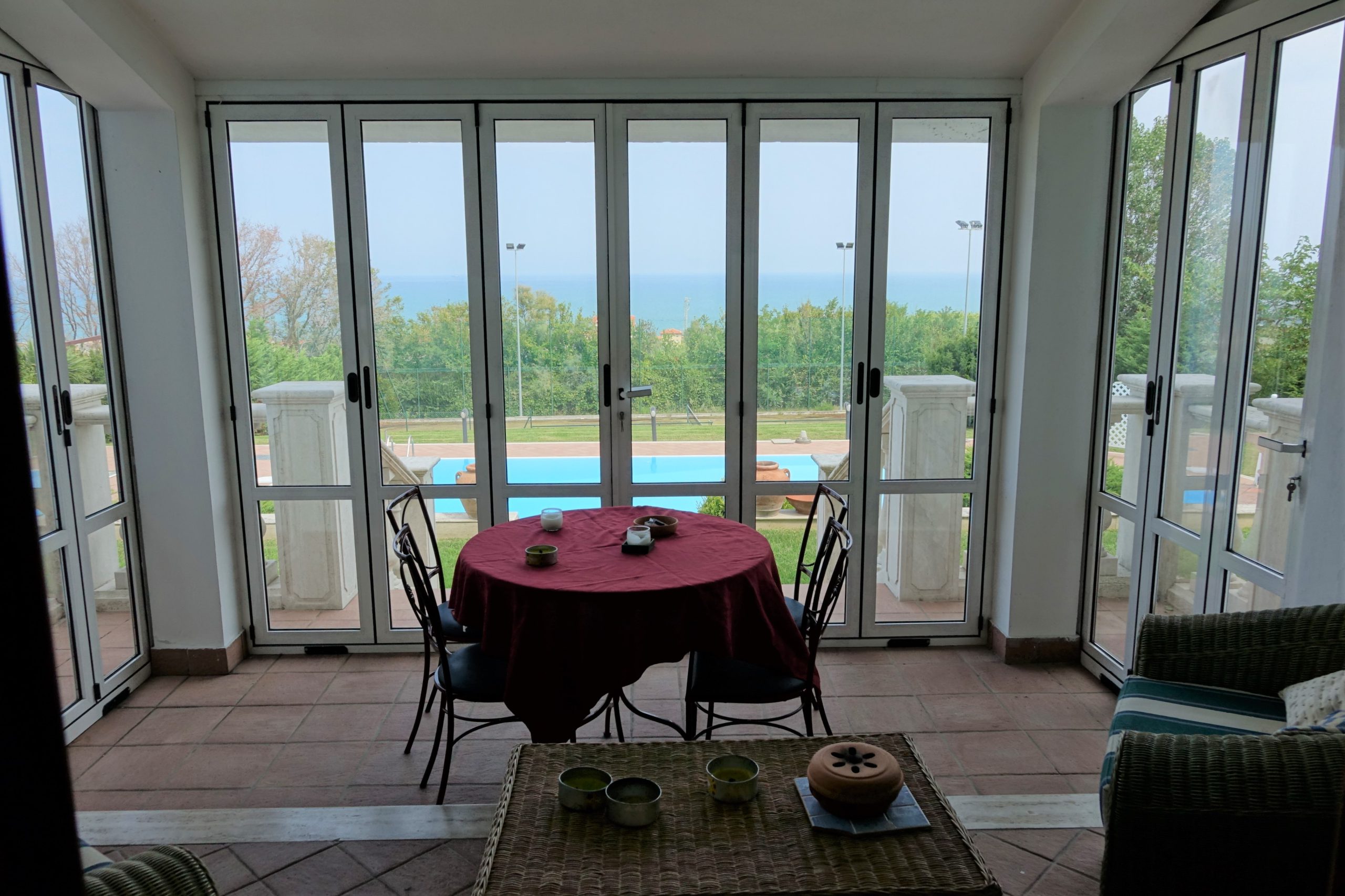 Beautiful villa with sea views, swimming pool, tennis court and 4000 m2 of park land all around in Senigallia, Ancona, Marche , Italia.
