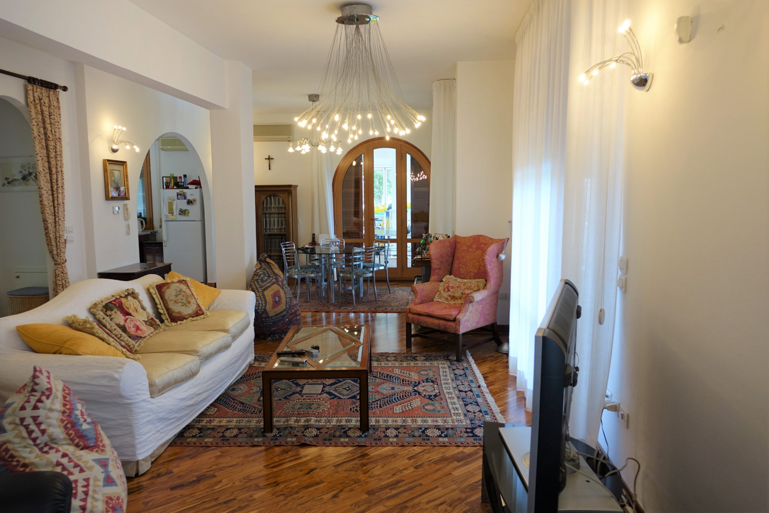 Beautiful villa with sea views, swimming pool, tennis court and 4000 m2 of park land all around in Senigallia, Ancona, Marche , Italia.