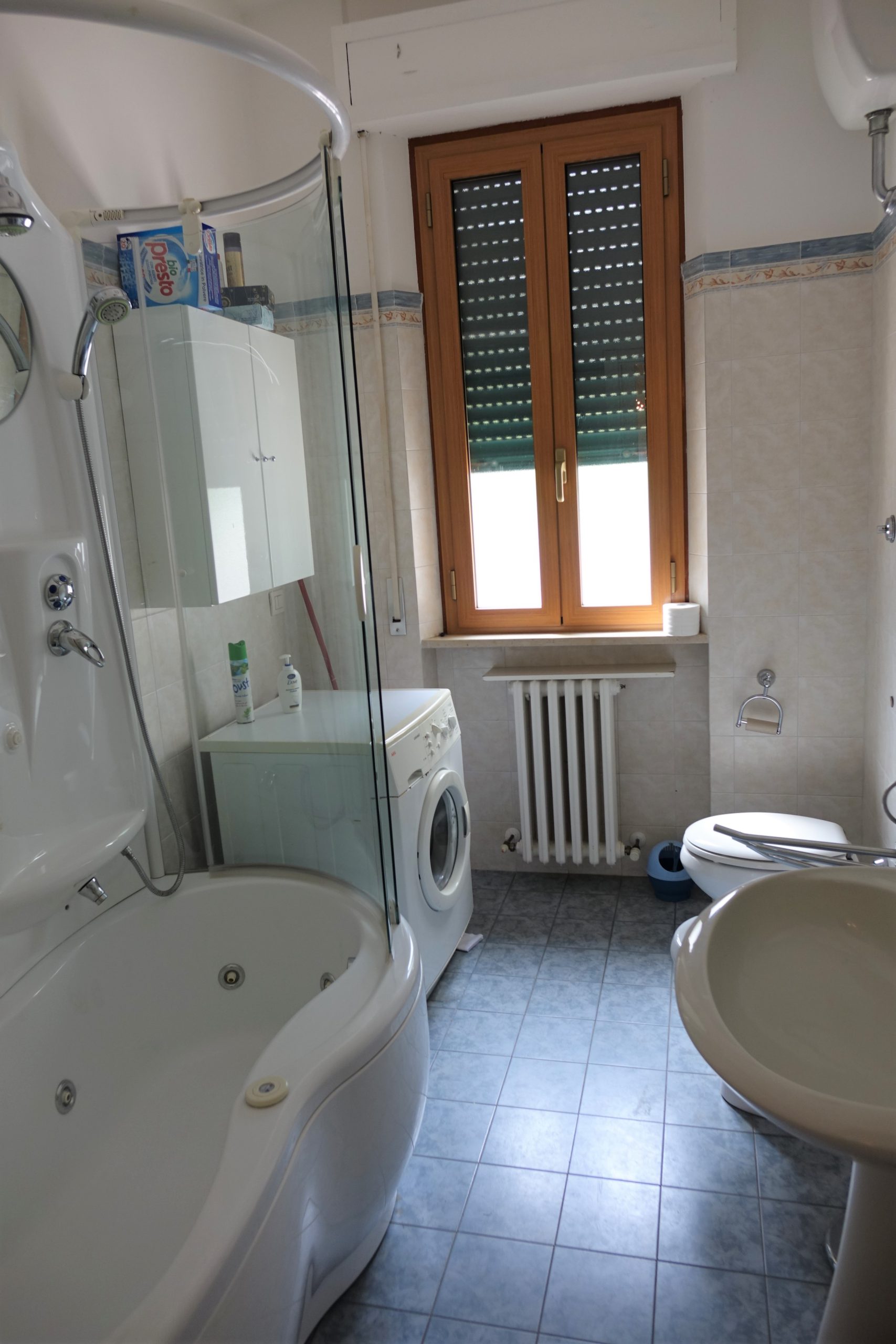 Beautiful villa with sea views, swimming pool, tennis court and 4000 m2 of park land all around in Senigallia, Ancona, Marche , Italia.