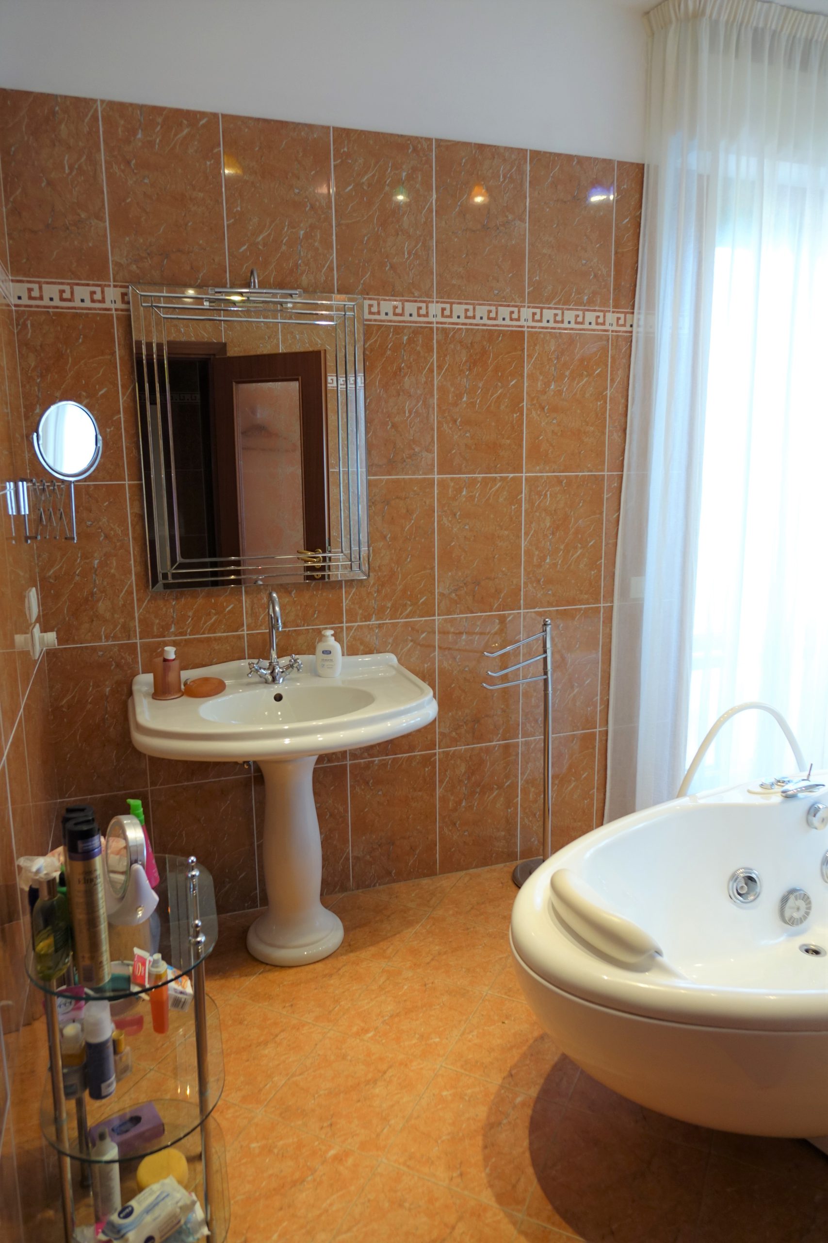 Beautiful villa with sea views, swimming pool, tennis court and 4000 m2 of park land all around in Senigallia, Ancona, Marche , Italia.