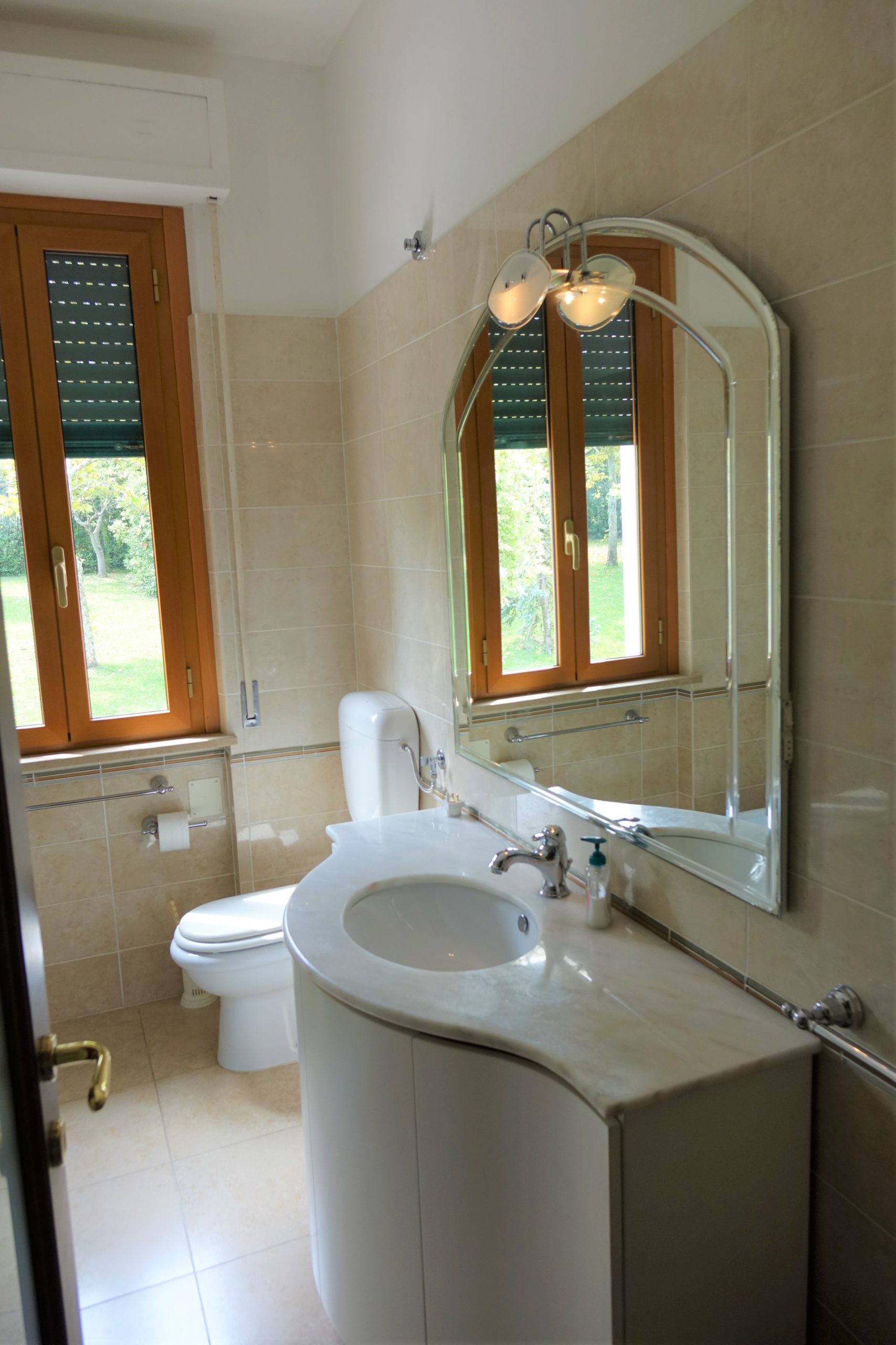 Beautiful villa with sea views, swimming pool, tennis court and 4000 m2 of park land all around in Senigallia, Ancona, Marche , Italia.