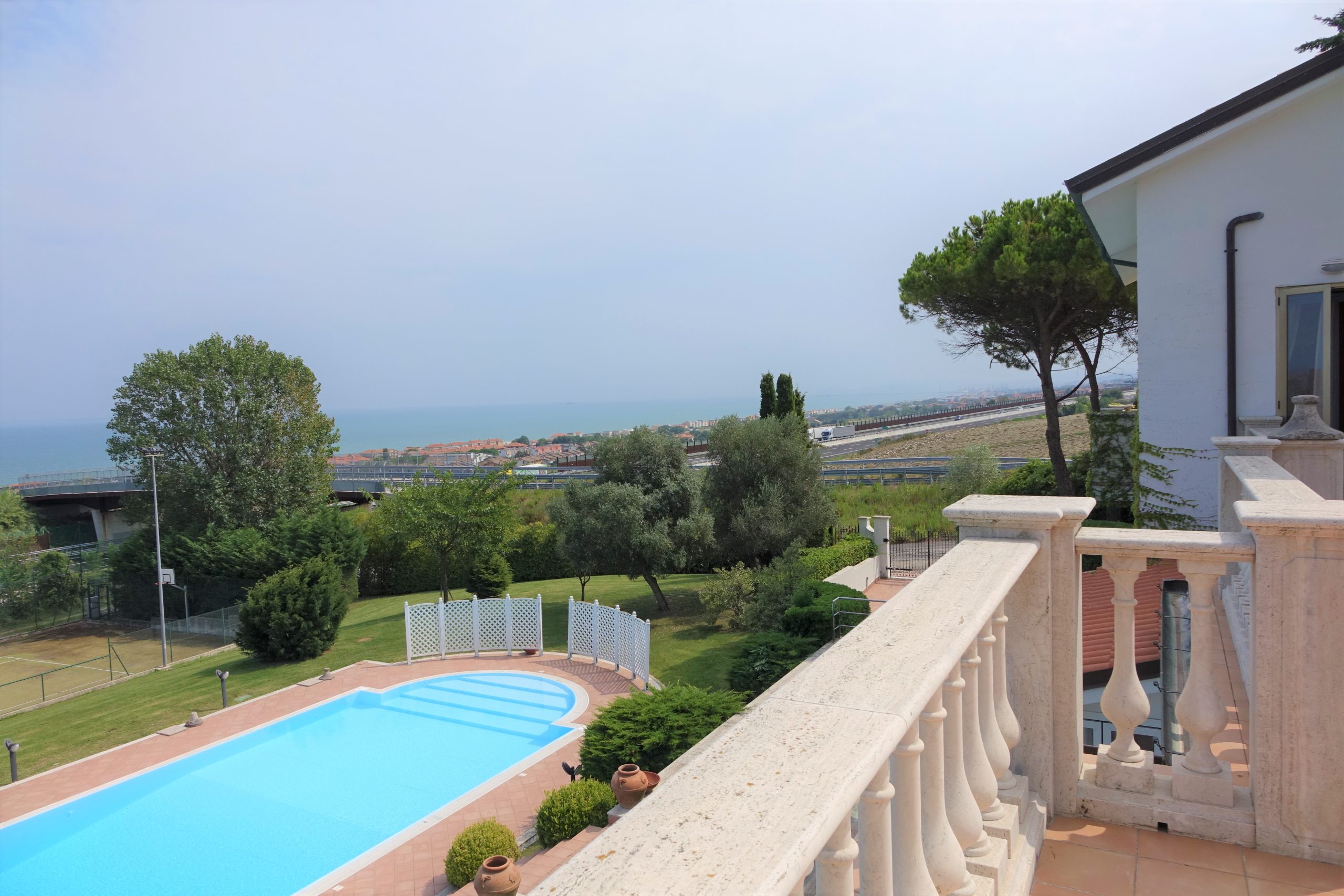 Beautiful villa with sea views, swimming pool, tennis court and 4000 m2 of park land all around in Senigallia, Ancona, Marche , Italia.