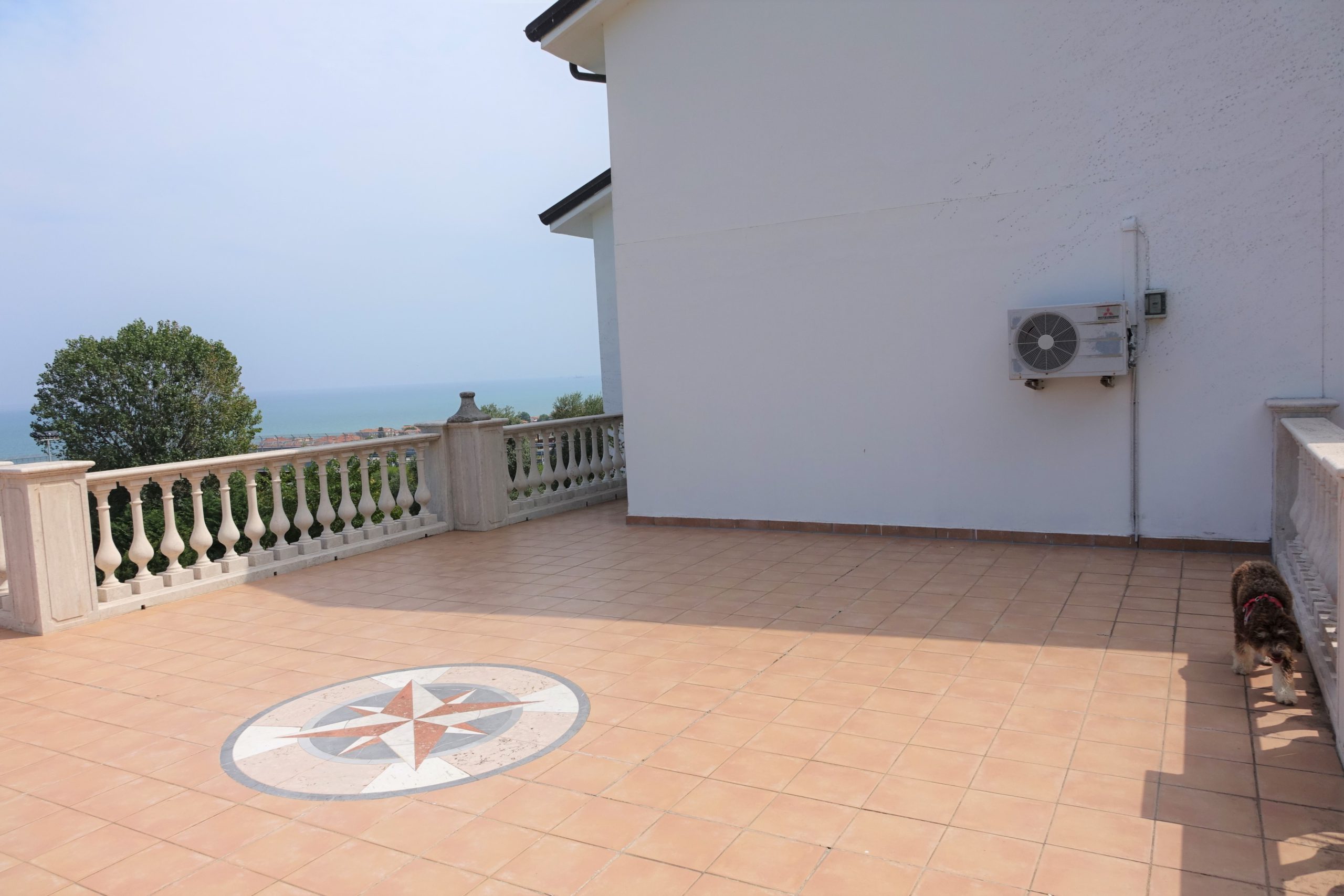 Beautiful villa with sea views, swimming pool, tennis court and 4000 m2 of park land all around in Senigallia, Ancona, Marche , Italia.