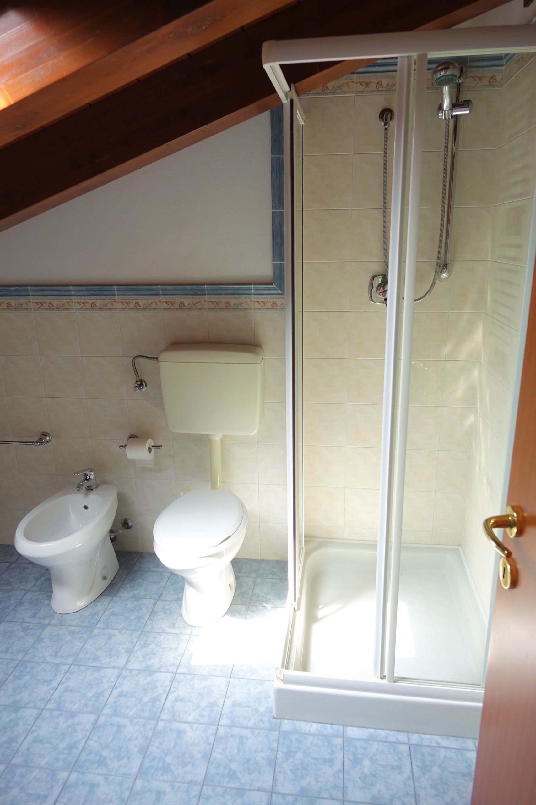 Beautiful villa with sea views, swimming pool, tennis court and 4000 m2 of park land all around in Senigallia, Ancona, Marche , Italia.