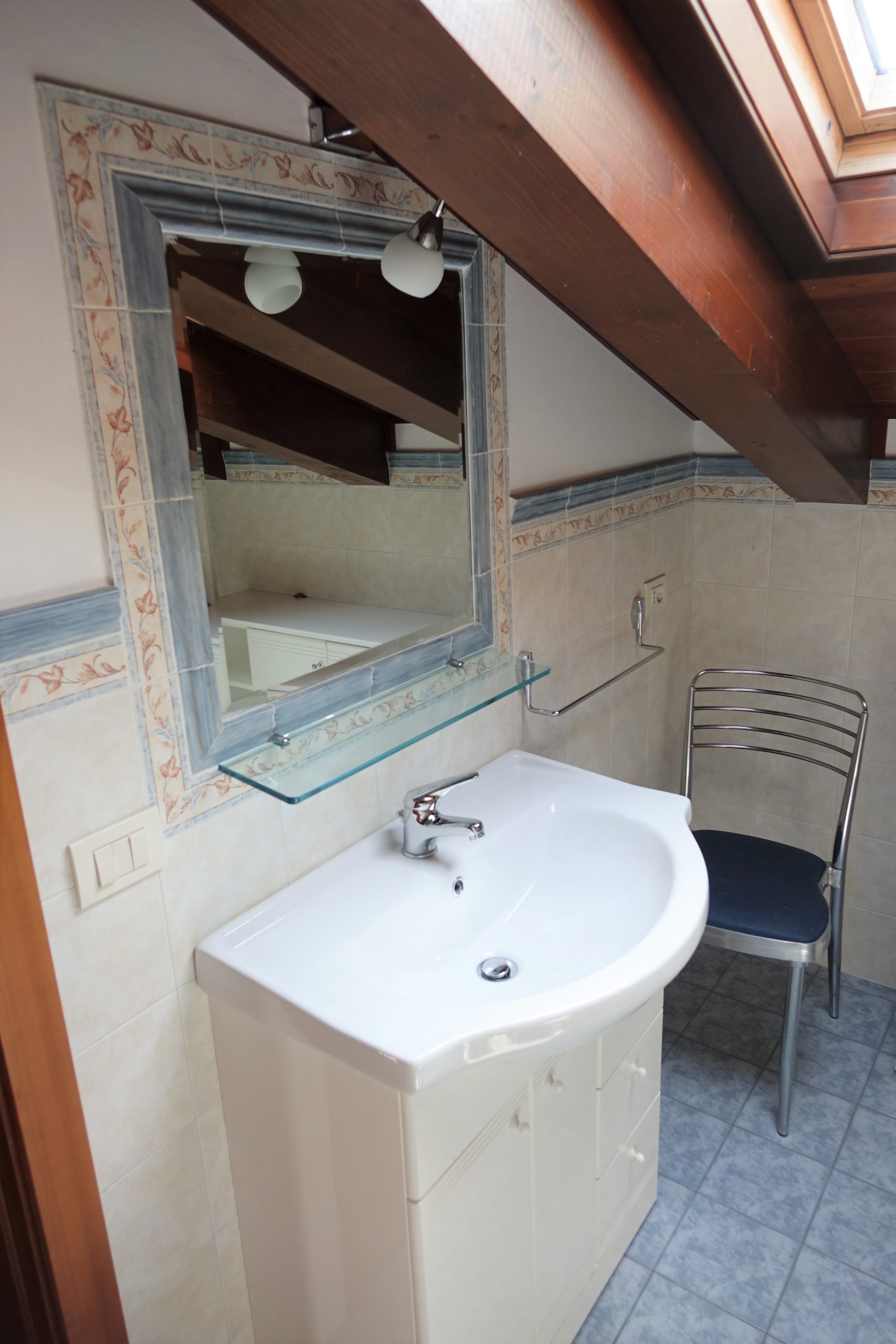 Beautiful villa with sea views, swimming pool, tennis court and 4000 m2 of park land all around in Senigallia, Ancona, Marche , Italia.