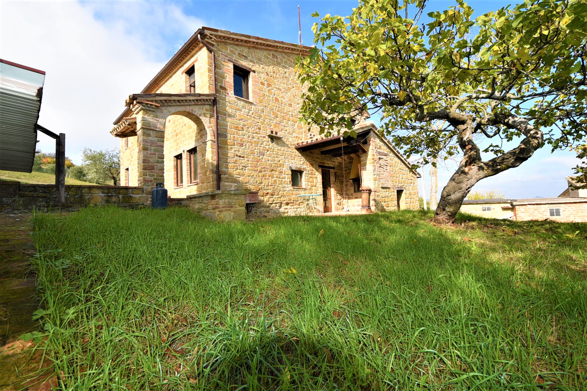 Casale Santa Maria , excellently restored for sale in Gualdo